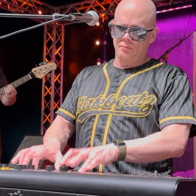 BakBeatz keyboard player live